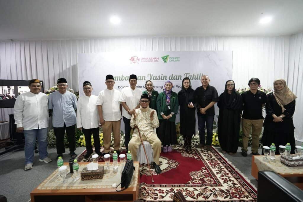 Foto bersama Inisiator dan Ketua Dewan Pembina Dompet Dhuafa, Parni Hadi (duduk), beserta jajaran Dewan Pembina dan Dewan Pengurus Dompet Dhuafa bersama keluarga almarhumah Marissa Haque dalam rangkaian pembacaan Surat Yasin dan Tahlil mengenang 40 hari almarhumah Marissa Haque di Gedung KLC, Minggu (10/11/2024).