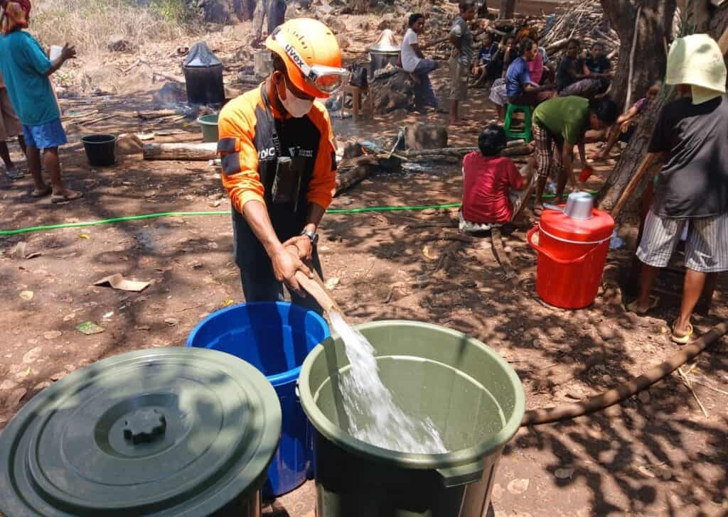 air bersih untuk korban erupsi gunung lewotobi lakilaki1 dompet dhuafa Pendistribusian air bersih untuk para penyintas erupsi Gunung Lewotobi Laki-Laki oleh DMC Dompet Dhuafa.