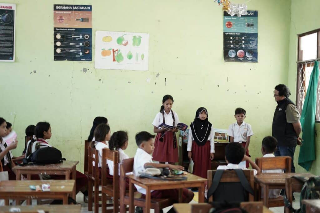 bantuan buku di malaka2 dompet dhuafa Ceruk Ilmu di salah satu ruang kelas SD Inpres Betun.