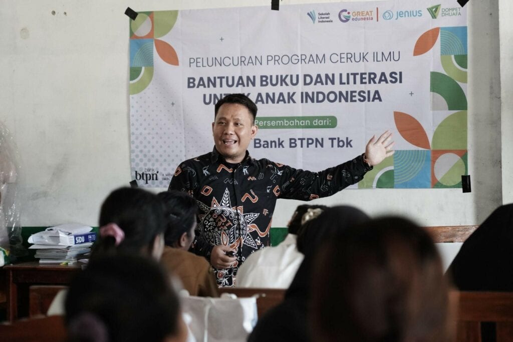 bantuan buku di malaka4 dompet dhuafa Asep Ihsanuddin memaparkan materi seminar bertajuk "Membangun Budaya Literasi" kepada guru-guru Malaka, NTT, Senin (11/11/2024).