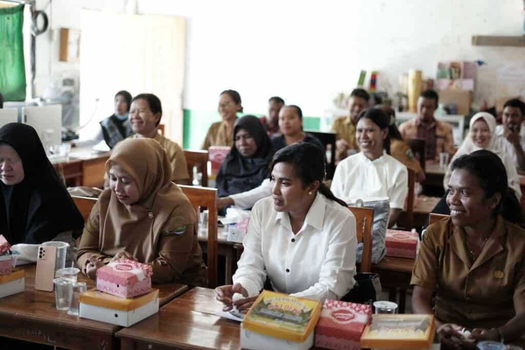 bantuan buku di malaka5 dompet dhuafa Guru-guru peserta seminar bertajuk "Membangun Budaya Literasi" di Malaka, NTT, Senin (11/11/2024).