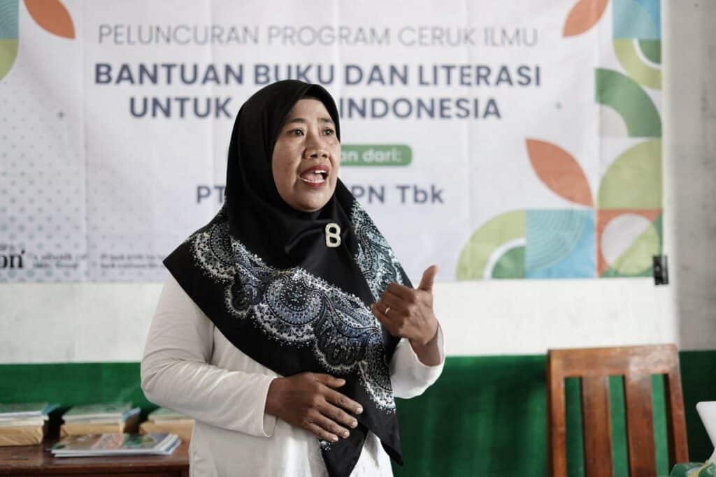 bantuan buku di malaka7 dompet dhuafa Suryani menjelaskan tentang kondisi pendidikan literasi di MTs Al Qadr di Malaka, NTT, Senin (11/11/2024).
