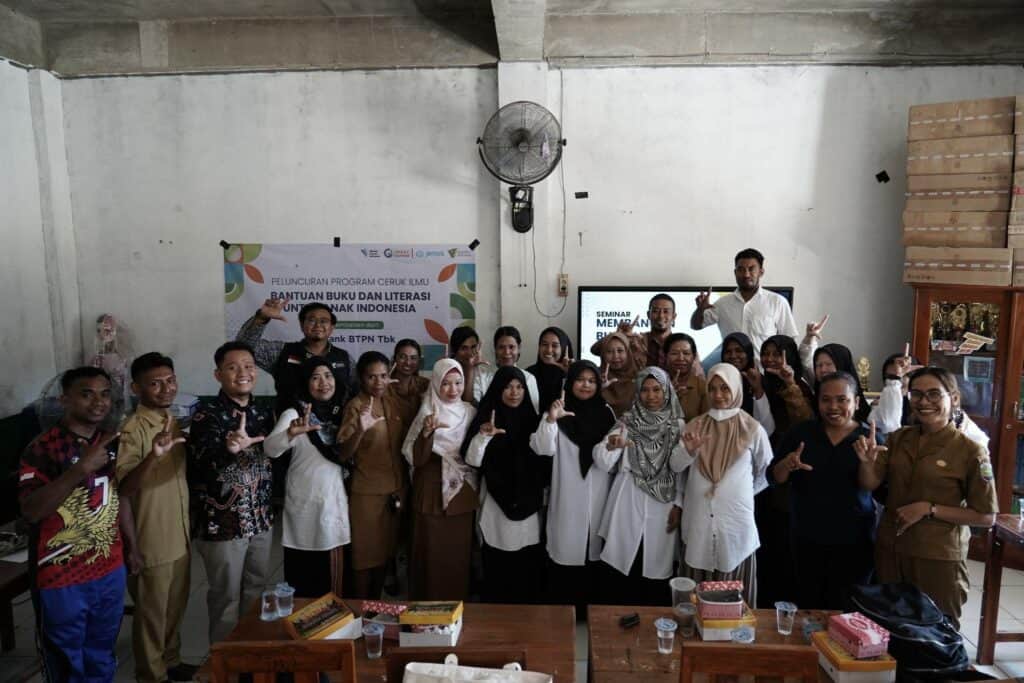 bantuan buku di malaka8 dompet dhuafa Para guru dari empat sekolah yang mengikuti seminar bertajuk "Membangun Budaya Literasi", yaitu MI Al-Qadr Betun, MTS Al-Qadr Betun, SD Inpres Betun, dan SMPN Kletek, di Malaka, NTT, Senin (11/11/2024).