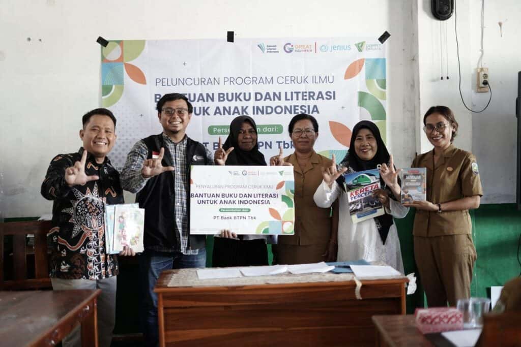 bantuan buku di malaka9 dompet dhuafa Simbolis penyerahan bantuan program Ceruk Ilmu dengan memberikan buku dan seminar di Malaka, NTT, Senin (11/11/2024).