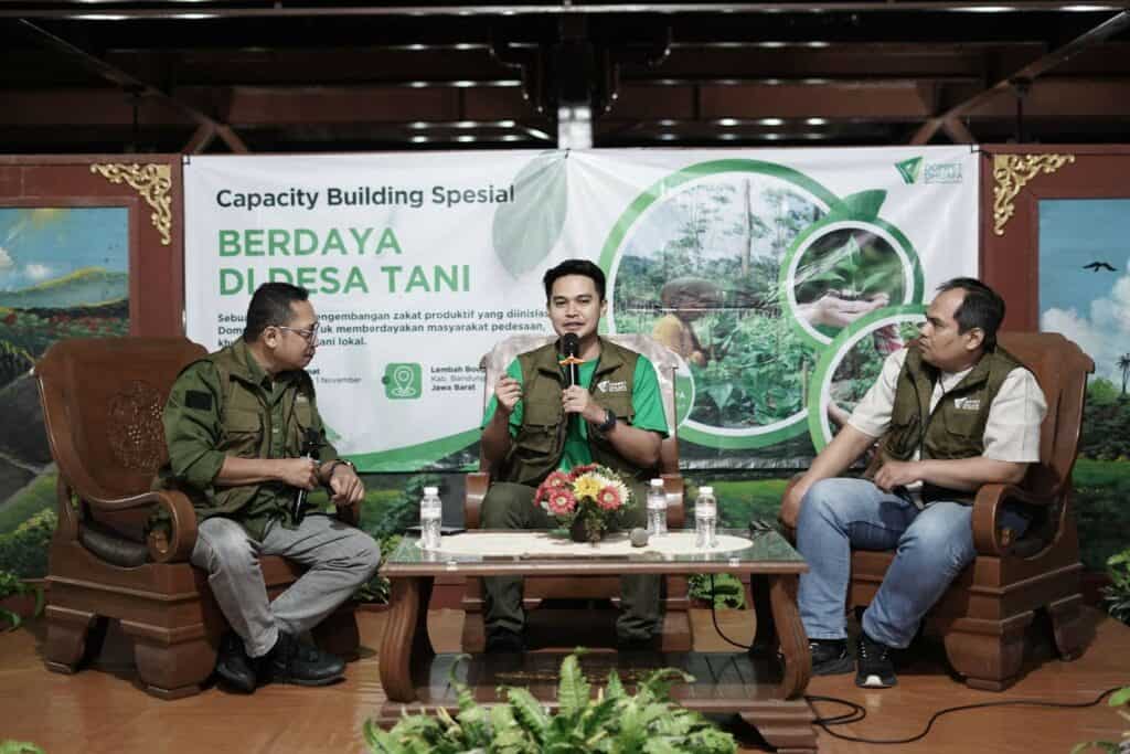 capacity building mpz6 dompet dhuafa Bobby P. Manullang (kiri), Aiman Ricky (tengah) dan Dian Mulyadi (kanan) pada sesi materi “Bagaimana Mengelola Sosial Media Secara Efektif” dalam rangkaian Capacity Building MPZ di Bandung pada 31 Oktober - 01 November 2024.