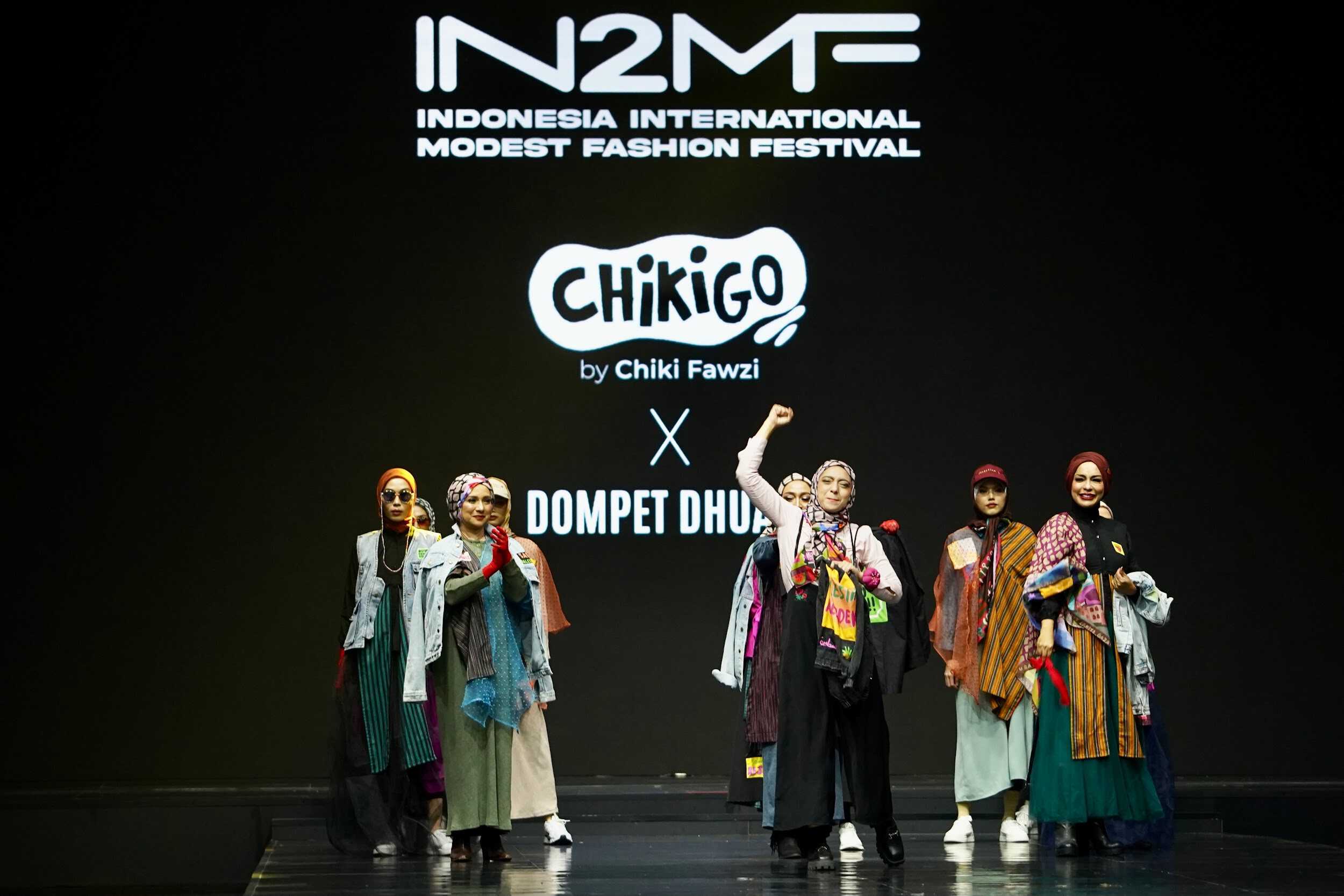 chikigo at in2mf10 dompet dhuafa Chiki Fawzi dan para model bersama koleksi terbaru Chikigo X Dompet Dhuafa dalam fashion show IN2MF 2024 di JCC, Jumat (01/11/2024).
