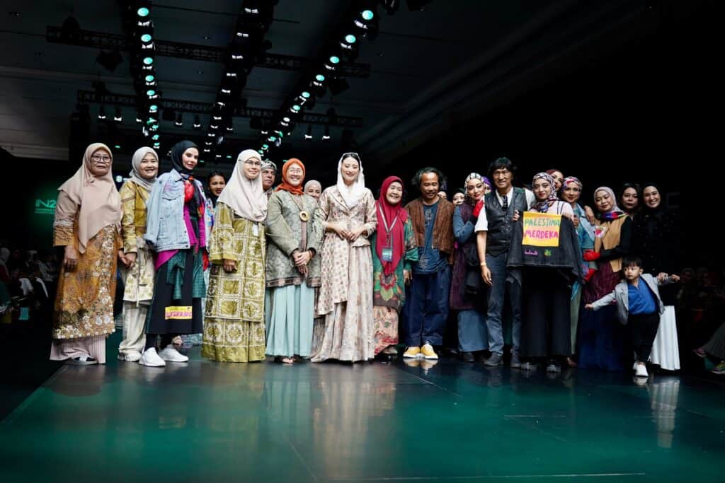 chikigo at in2mf11 dompet dhuafa Foto bersama seluruh desainer dan para model menutup rangkaian fashion show IN2MF 2024 di JCC, Jumat (01/11/2024).