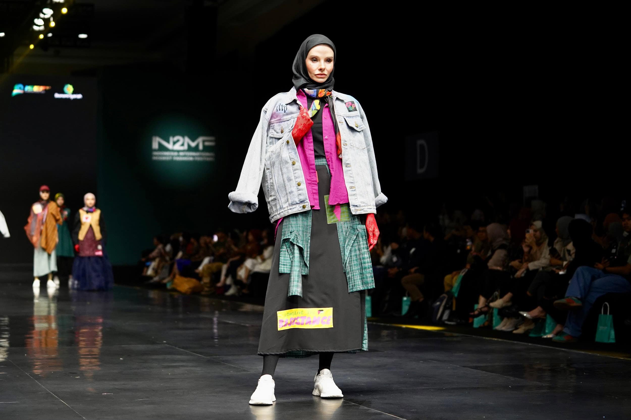 chikigo at in2mf2 dompet dhuafa Koleksi terbaru Chikigo X Dompet Dhuafa dalam fashion show IN2MF 2024 di JCC, Jumat (01/11/2024).