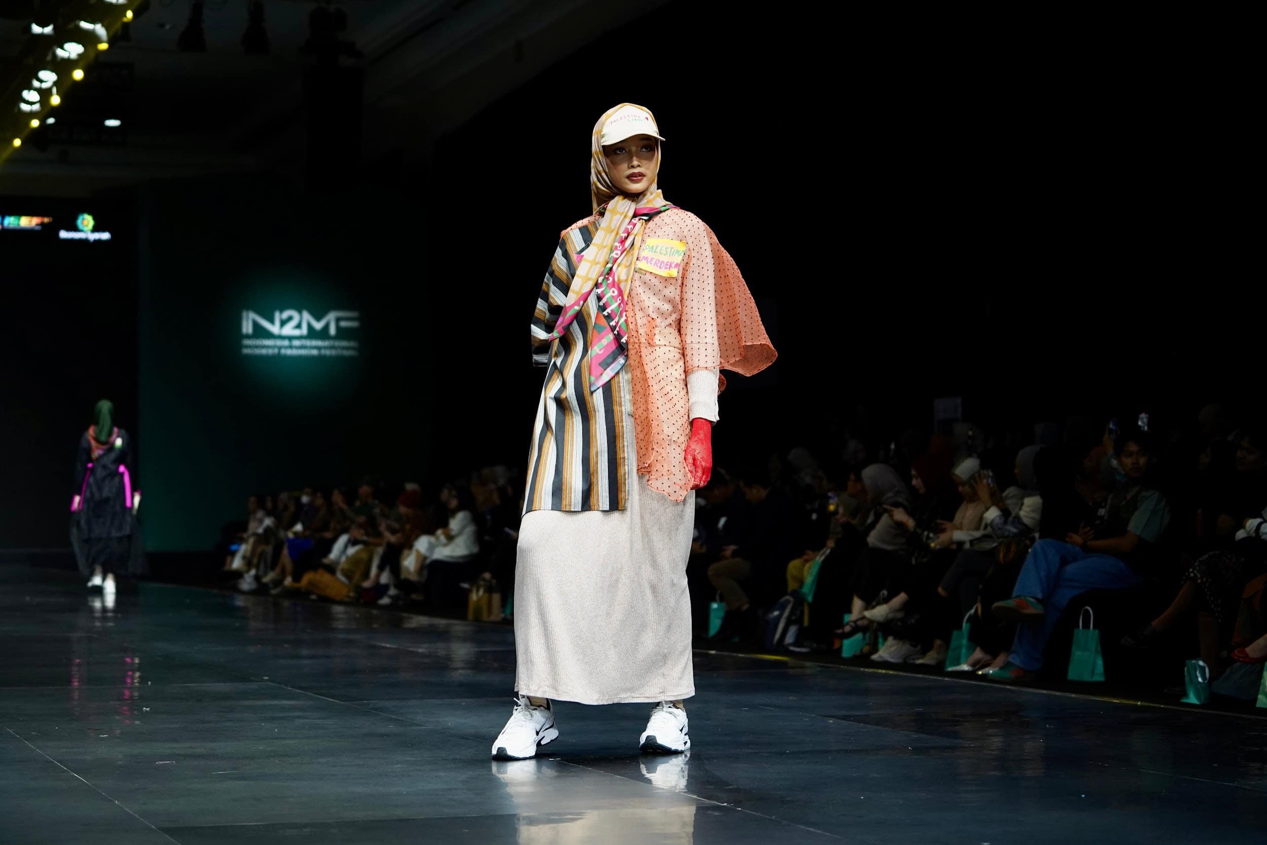 chikigo at in2mf3 dompet dhuafa Koleksi terbaru Chikigo X Dompet Dhuafa dalam fashion show IN2MF 2024 di JCC, Jumat (01/11/2024).