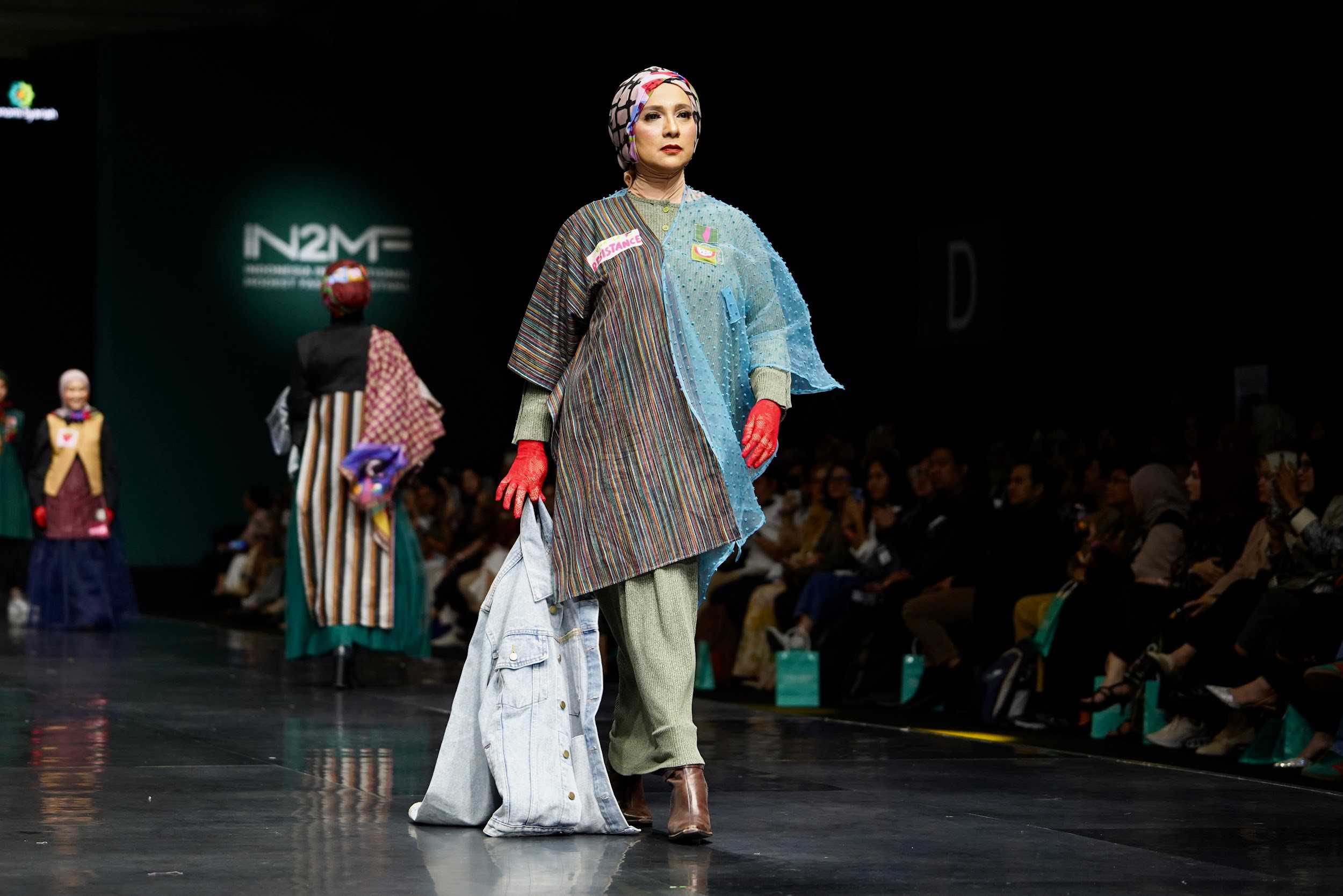 chikigo at in2mf5 dompet dhuafa Penampilan Shahnaz Haque bersama koleksi terbaru Chikigo X Dompet Dhuafa dalam fashion show IN2MF 2024 di JCC, Jumat (01/11/2024).