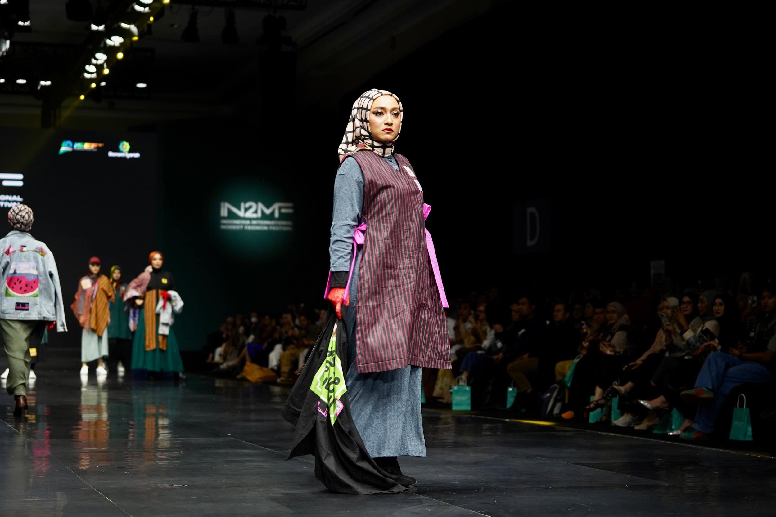 chikigo at in2mf6 dompet dhuafa Penampilan Bella Fawzi bersama koleksi terbaru Chikigo X Dompet Dhuafa dalam fashion show IN2MF 2024 di JCC, Jumat (01/11/2024).
