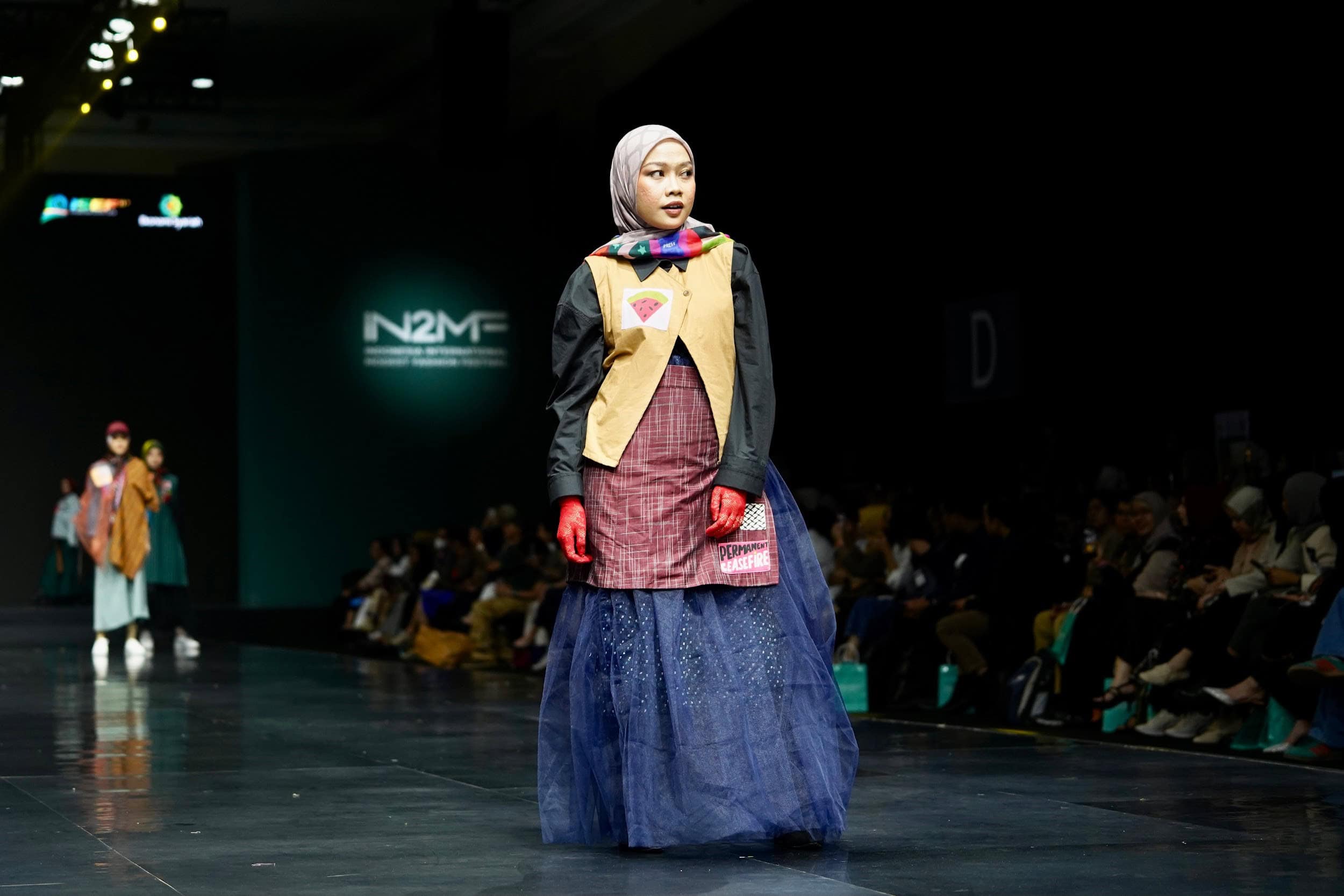 chikigo at in2mf7 dompet dhuafa Penampilan Elsya Sandria bersama koleksi terbaru Chikigo X Dompet Dhuafa dalam fashion show IN2MF 2024 di JCC, Jumat (01/11/2024).