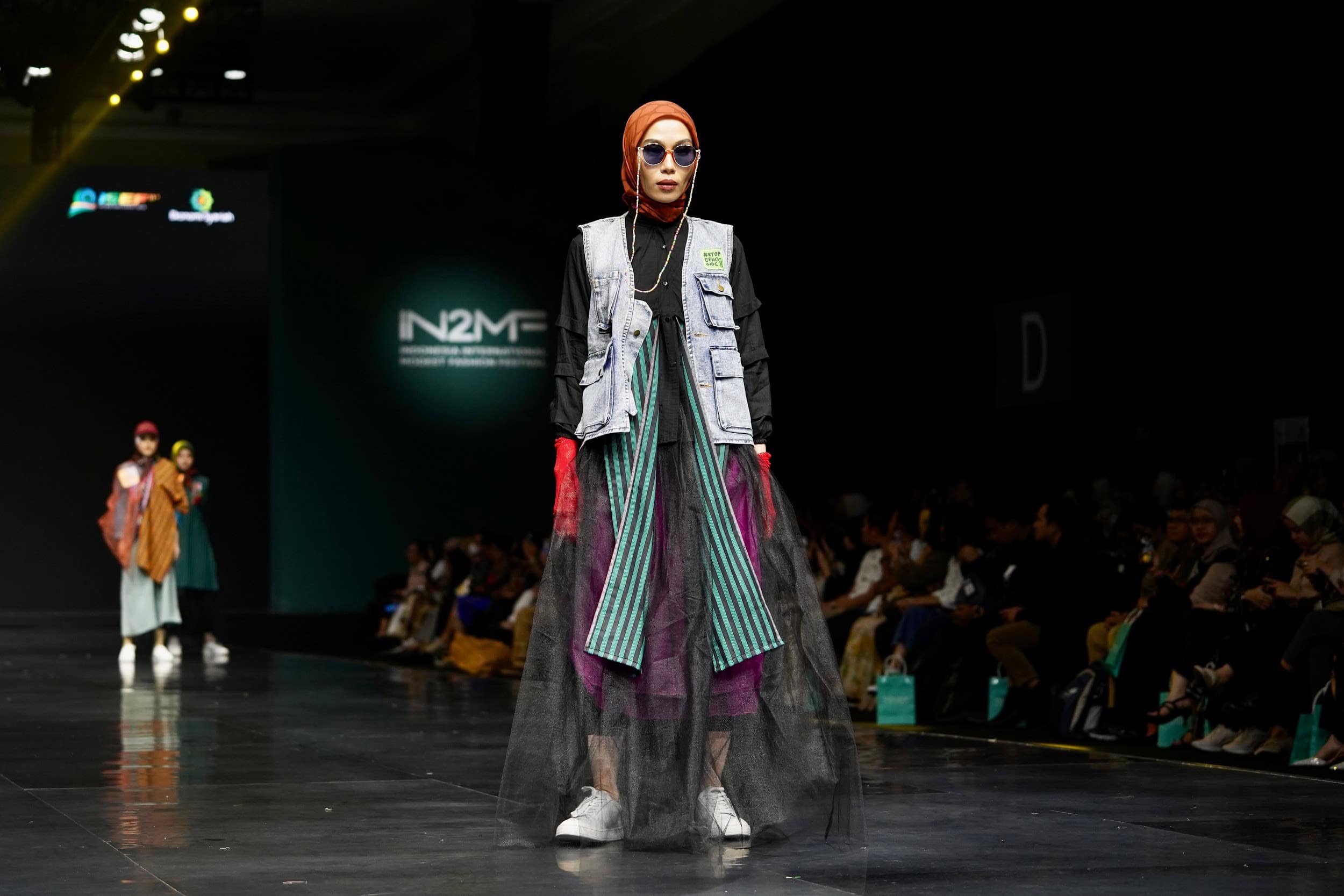 chikigo at in2mf8 dompet dhuafa Koleksi terbaru Chikigo X Dompet Dhuafa dalam fashion show IN2MF 2024 di JCC, Jumat (01/11/2024).