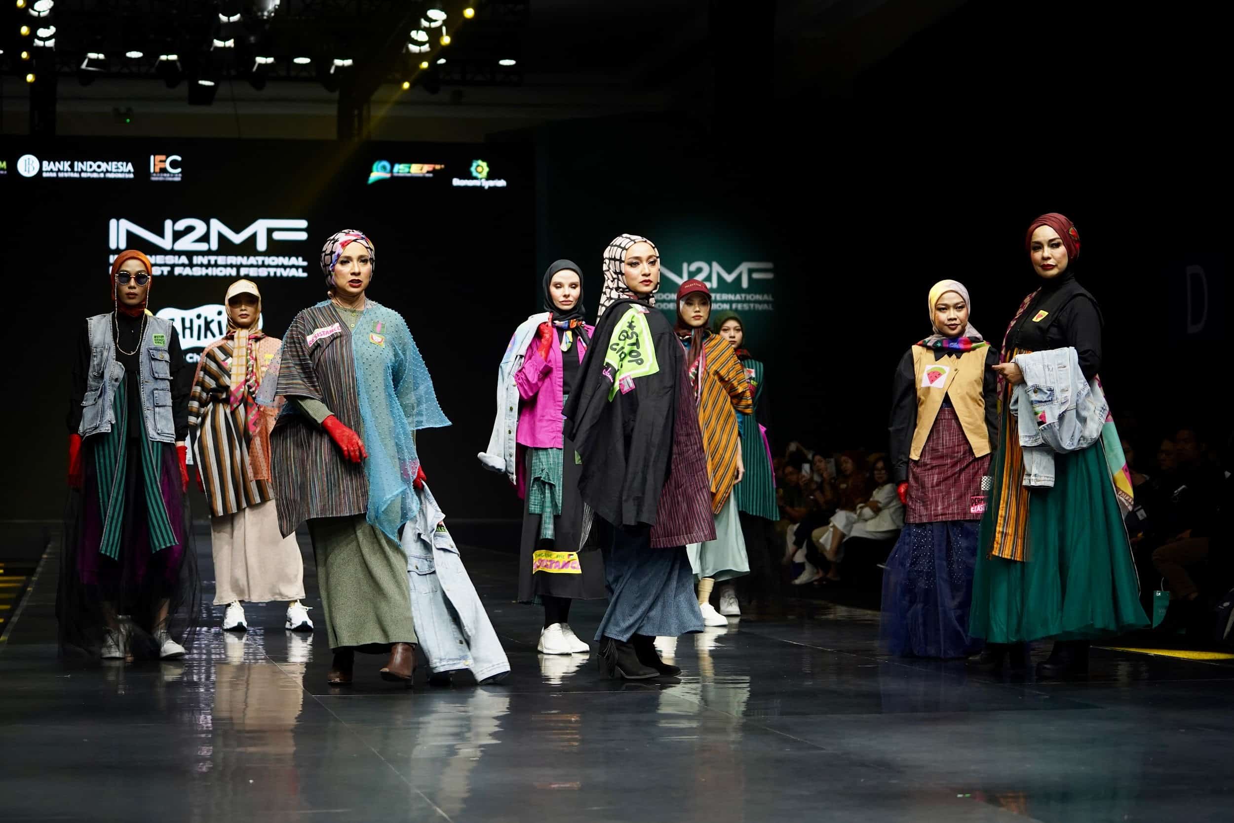 chikigo at in2mf9 dompet dhuafa Koleksi terbaru Chikigo X Dompet Dhuafa dalam fashion show IN2MF 2024 di JCC, Jumat (01/11/2024).