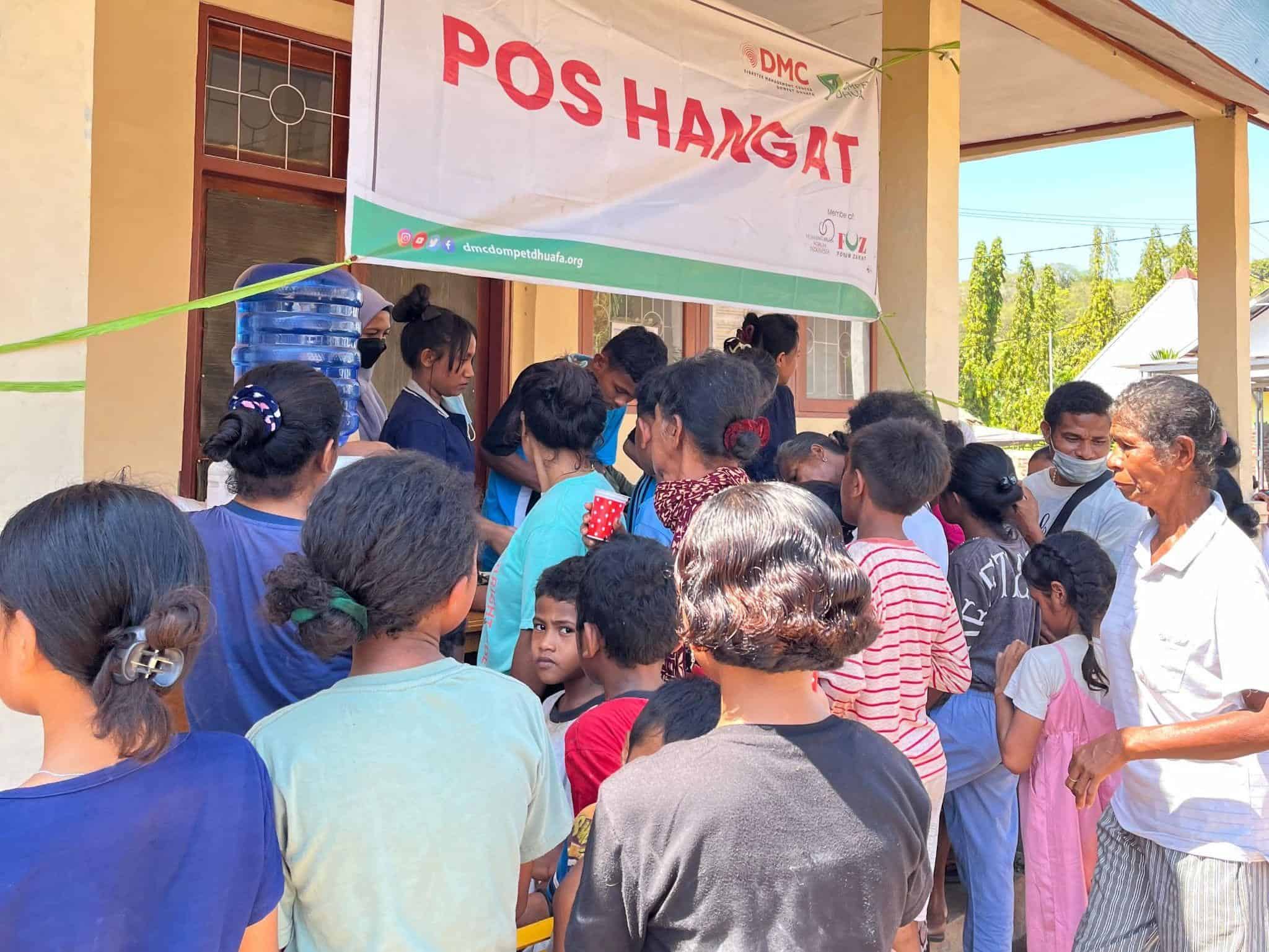 erupsi gunung lewotobi1 dompet dhuafa Pos Hangat DMC Dompet Dhuafa untuk para pengungsi erupsi Gunung Lewotobi Laki-Laki.