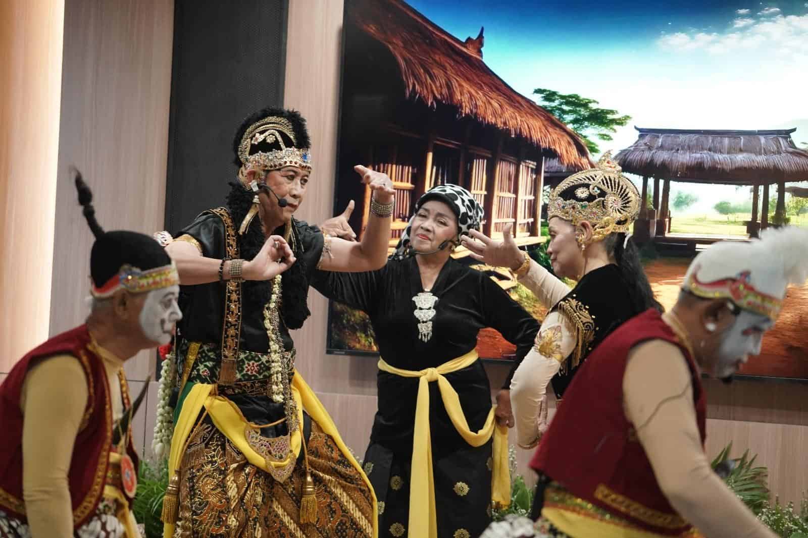 fgd budaya6 dompet dhuafa Pentas Budaya Ketoprak ‘Kepemimpinan Profetik untuk Pemberdayaan Masyarakat’ yang diselenggarakan oleh Dompet Dhuafa & Bina Trubus Swadaya di Ruang Sasana Budaya Rumah Kita, Gedung Philanthropy, Jakarta Selatan, Rabu (13/11/2024).