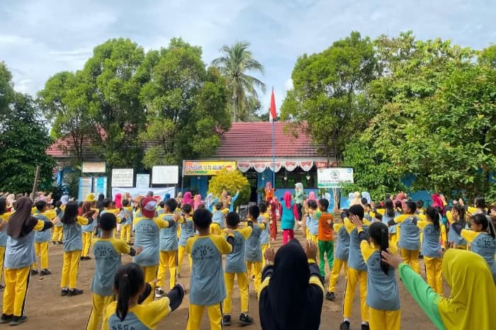 fotojet 1 dompet dhuafa Senam massal di SDN 10 Tanjung Agung dalam rangka merayakan Hari Kesehatan Nasional (HKN) yang ke-60.