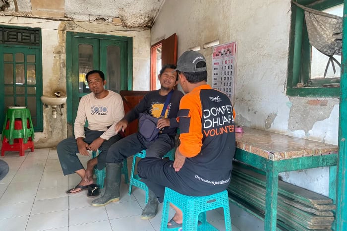 fotojet 1 dompet dhuafa DMC Dompet Dhuafa merespons cepat banjir Pekalongan dan melakukan asesmen daerah terdampak, Rabu (27/11/2024).
