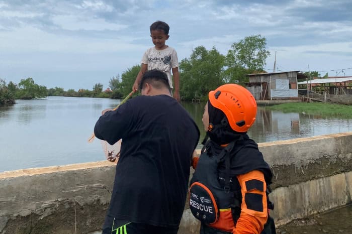 fotojet 2 dompet dhuafa DMC Dompet Dhuafa merespons cepat banjir Pekalongan dan melakukan asesmen daerah terdampak, Rabu (27/11/2024).