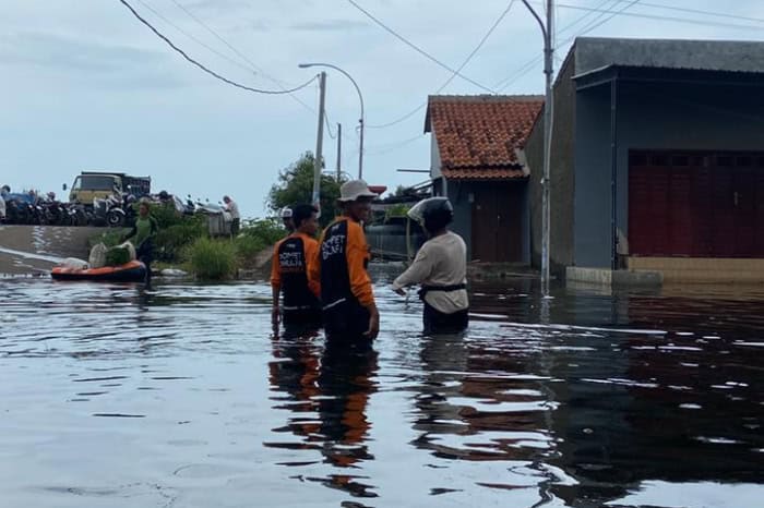 fotojet dompet dhuafa DMC Dompet Dhuafa merespons cepat banjir Pekalongan dan melakukan asesmen daerah terdampak, Rabu (27/11/2024).