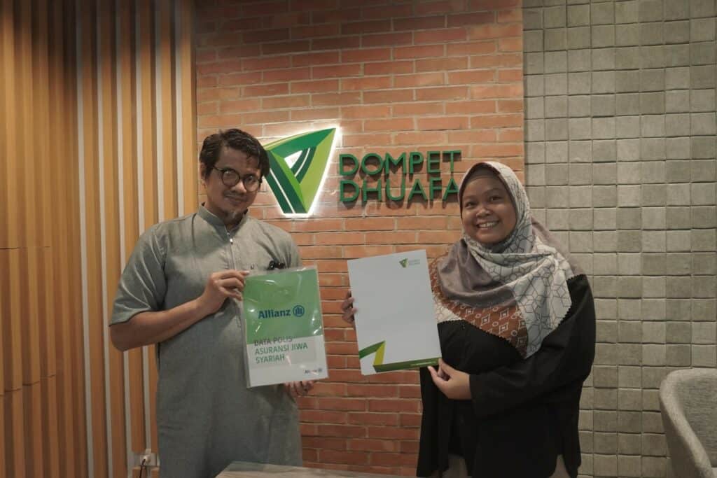 ikrar wakaf4 dompet dhuafa Apresiasi Dompet Dhuafa kepada Ferdiansyah, yang telah melakukan Ikrar untuk menyalurkan dana wakafnya di bidang kesehatan.