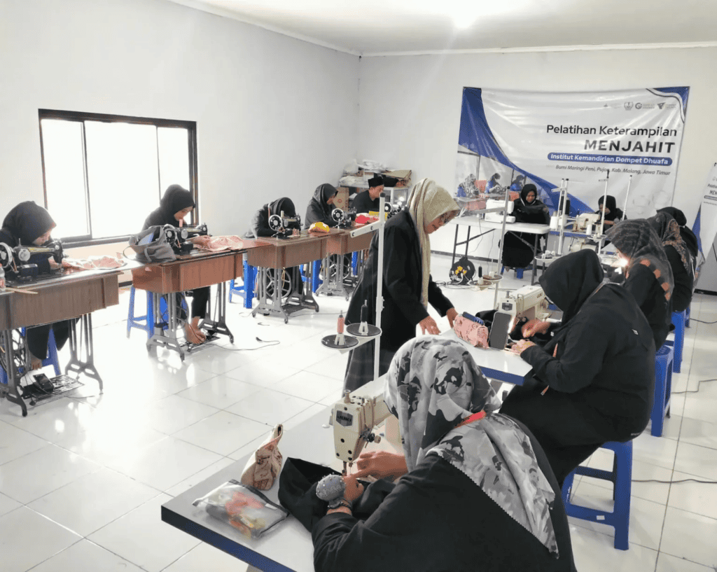 institut kemandirian3 dompet dhuafa Kegiatan pelatihan menjahit di Bumi Maringi Peni, Malang.