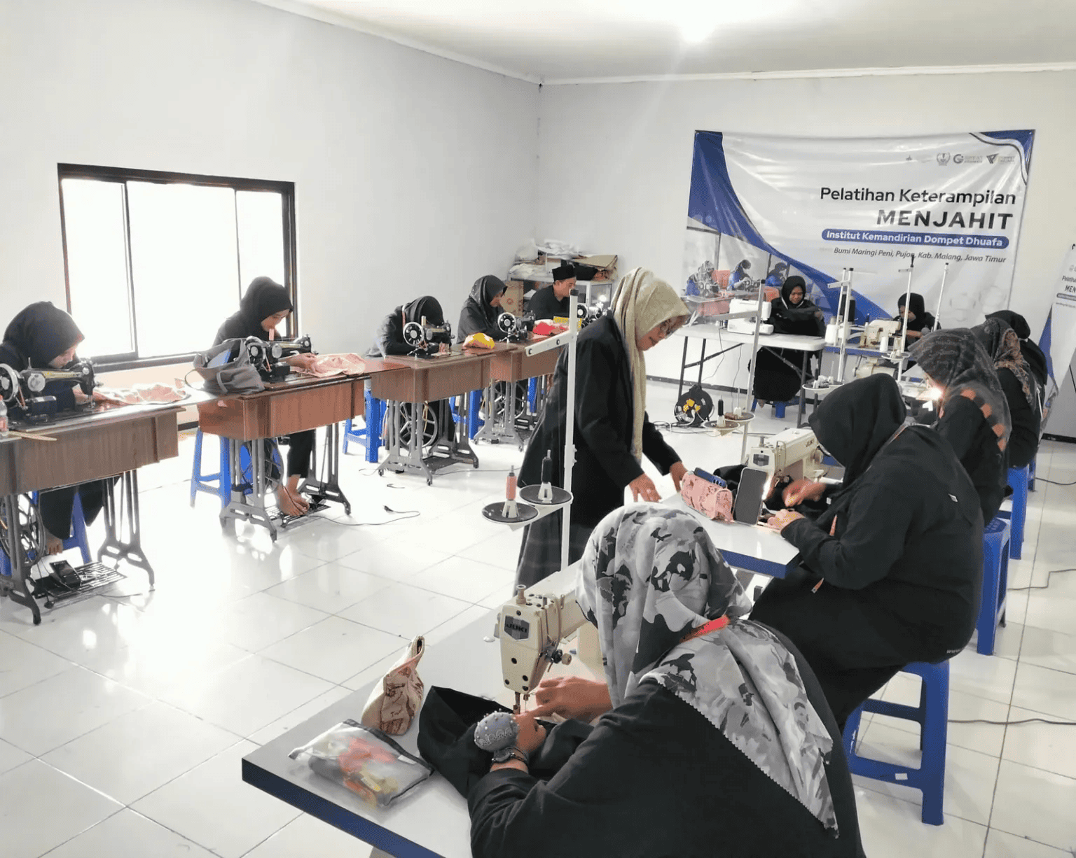 institut kemandirian3 dompet dhuafa Kegiatan pelatihan menjahit di Bumi Maringi Peni, Malang.