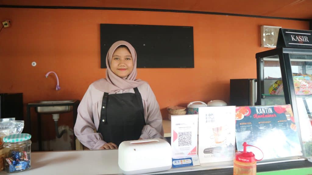 kantin kontainerzakat dompet dhuafa01 dompet dhuafa Galuh Fitria Ramadani, Mahasiswi Fakultas Ekonomi Bisnis Islam di Universitas Islam Negeri Sultan Maulana Hasanuddin Banten, mendapatkan berbagai pelajaran dari ilmu ekonomi, terutama di lini kewirausahaan dari program beasiswa Kantin Kontainer Dompet Dhuafa.