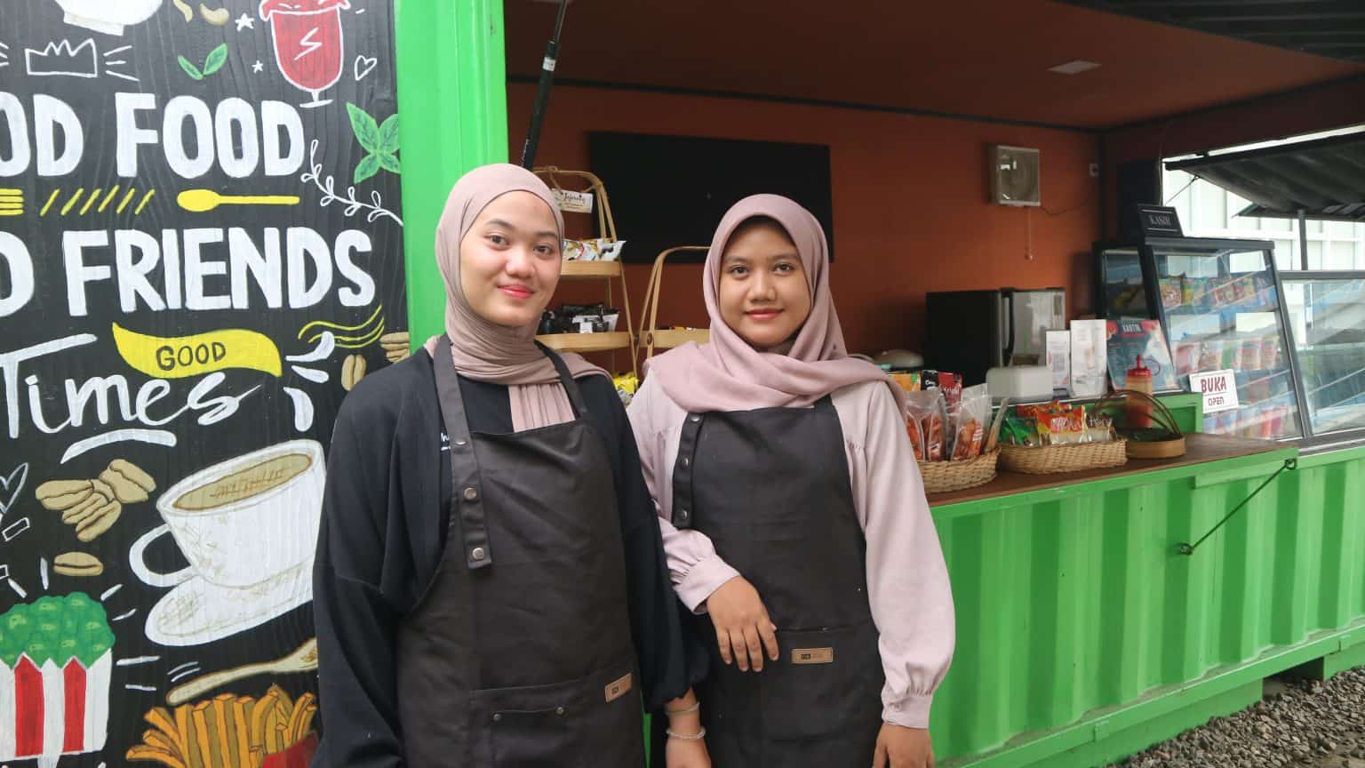 kantin kontainerzakat dompet dhuafa03 dompet dhuafa Galuh Fitria Ramadani, Mahasiswi Fakultas Ekonomi Bisnis Islam di Universitas Islam Negeri Sultan Maulana Hasanuddin Banten, mendapatkan berbagai pelajaran dari ilmu ekonomi, terutama di lini kewirausahaan dari program beasiswa Kantin Kontainer Dompet Dhuafa.