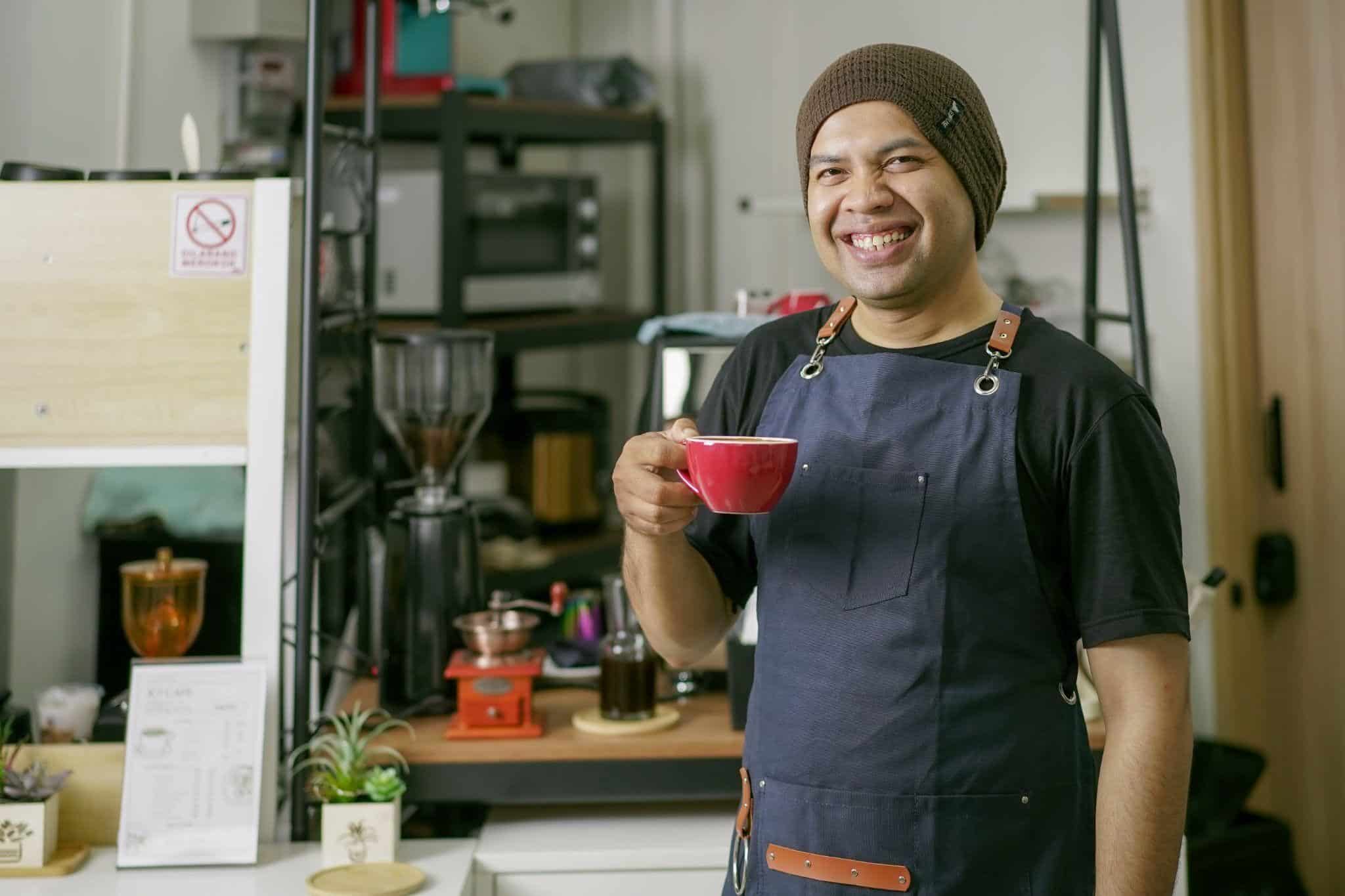 kisah sukses alumni ik dd1 dompet dhuafa Budi Septiono di Kedai Kopi yang didirikannya.