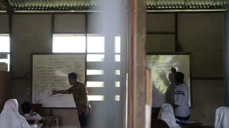milenial bangun sekolah2 dompet dhuafa Potret kegiatan belajar-mengajar sebelum dilakukan renovasi di dalam bangunan MIS Nurul Huda Desa Pulau Palas, Kecamatan Tembilahan Hulu, Kabupaten Indragiri Hilir.