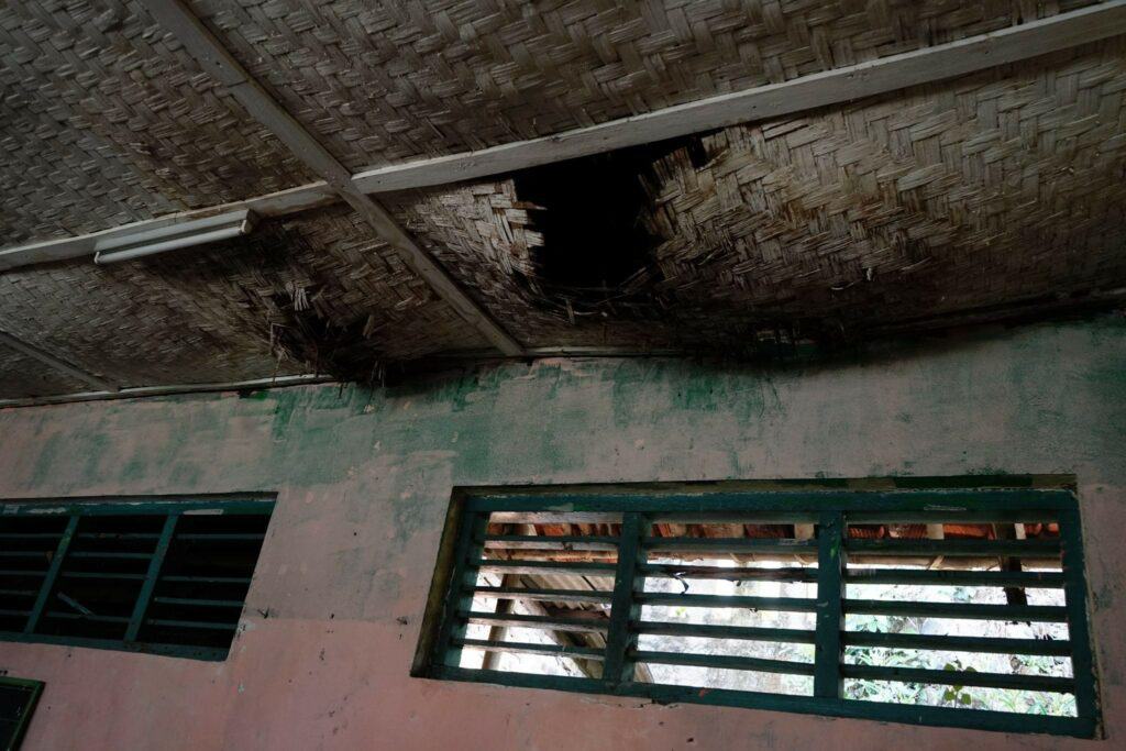 milenial bangun sekolah3 dompet dhuafa Potret langit-langit sekolah yang sudah rusak.