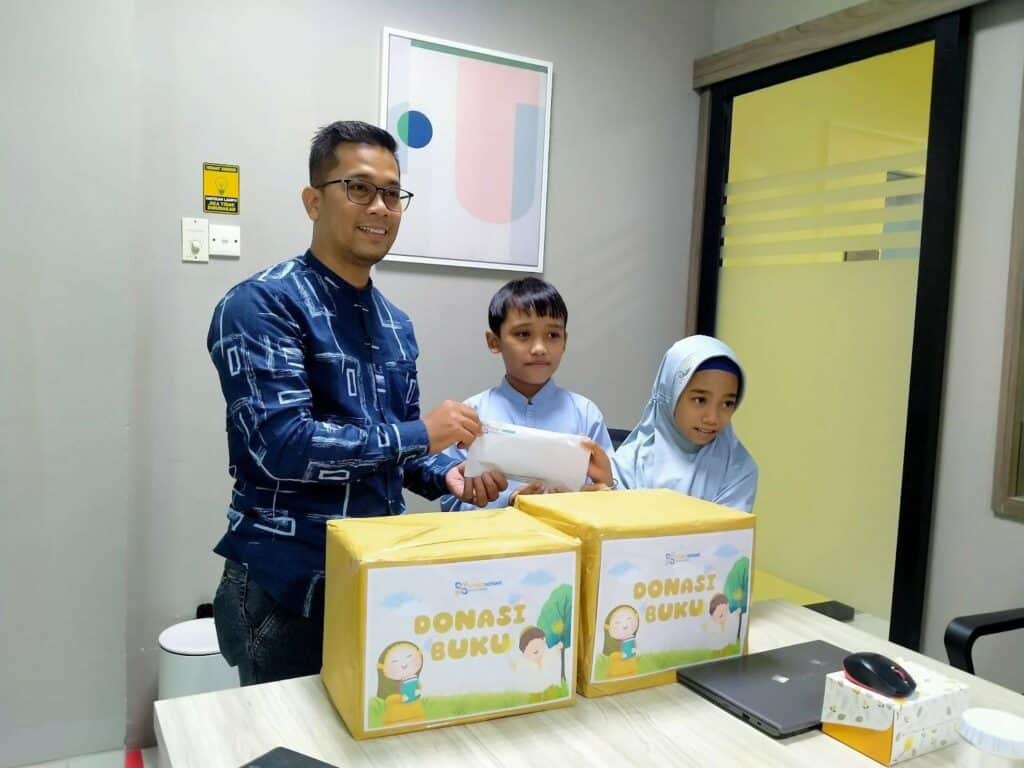 milenial bangun sekolah4 dompet dhuafa Penyerahan donasi uang dan buku oleh siswa-siswi SD Smart School secara simbolis kepada Dompet Dhuafa.