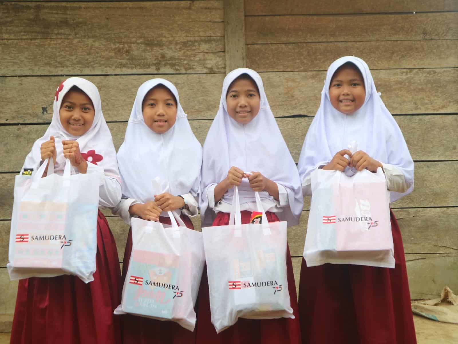 paket belajar dari samudera indonesia dompet dhuafa Pembagian paket School Kit kepada siswa-siswi di daerah terpencil Lampung pada Minggu (27/10/2024).