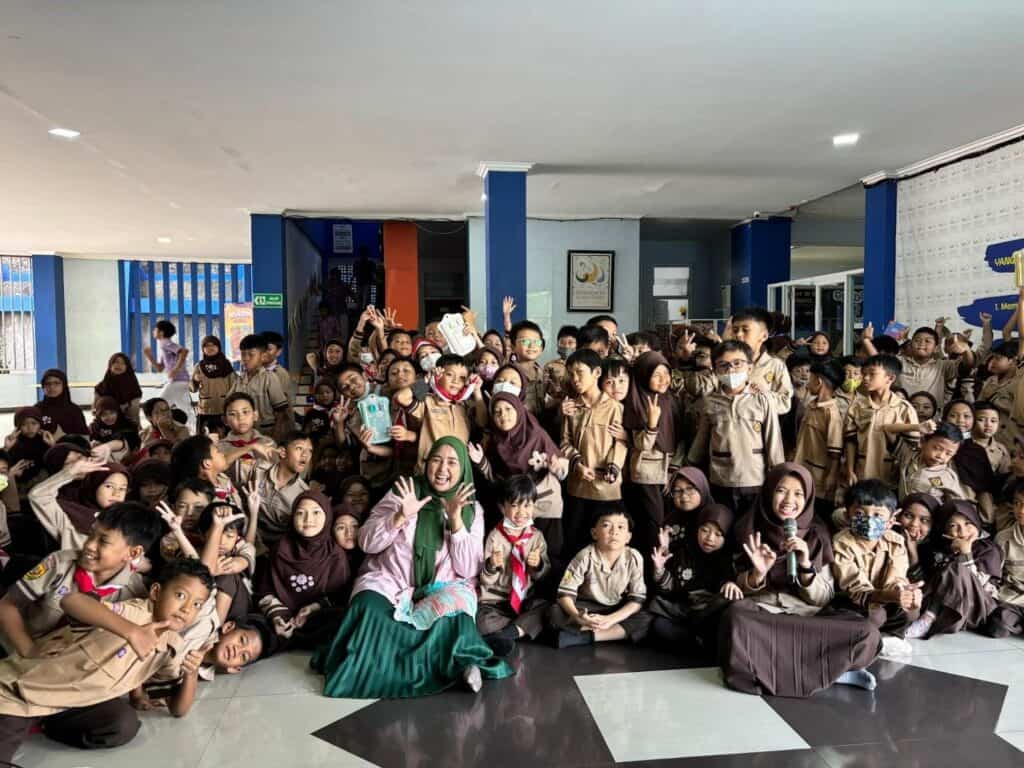 patungan renovasi sekolah2 dompet dhuafa Antusias siswa-siswi SD Islam Binakheir Depok saat foto bersama setelah kegiatan dongeng “Sexuality Education”, Kamis (7/11/2024).