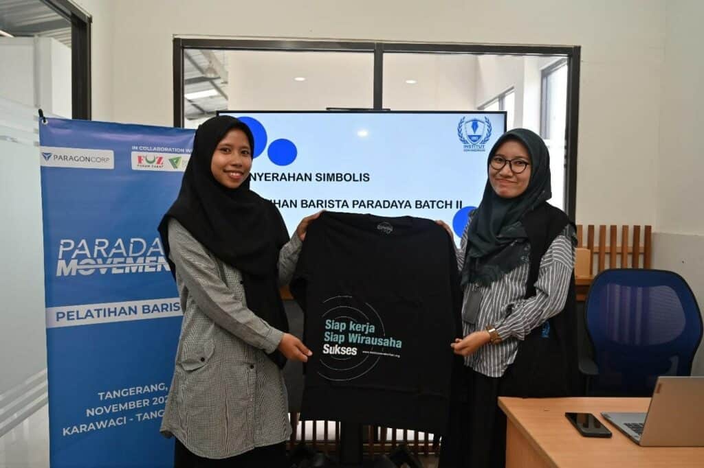 pelatihan barista2 dompet dhuafa Simbolis penyerahan kaos sebagai penanda dimulainya pelatihan kepada perwakilan peserta training Barista. Tangerang, Senin (04/11/2024).