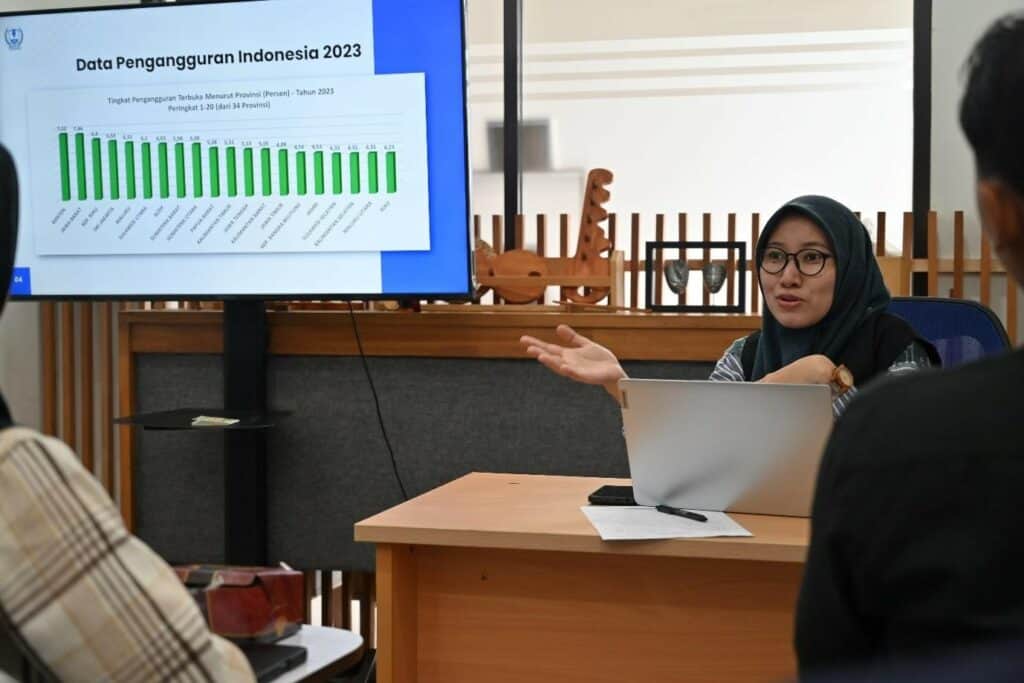 pelatihan barista3 dompet dhuafa Supervisor Program Development Institut Kemandirian, Tirta Rahayu dalam pemaparan nilai kelembagaan di Kampus Utama Institut Kemandirian, Tangerang, Senin (04/11/2024).