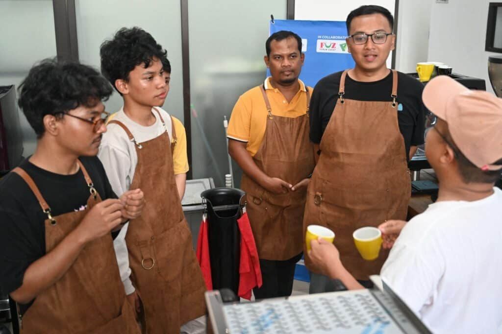 pelatihan barista4 dompet dhuafa Praktek langsung pembuatan kopi dalam pelatihan Barista pada Senin (04/11/2024).