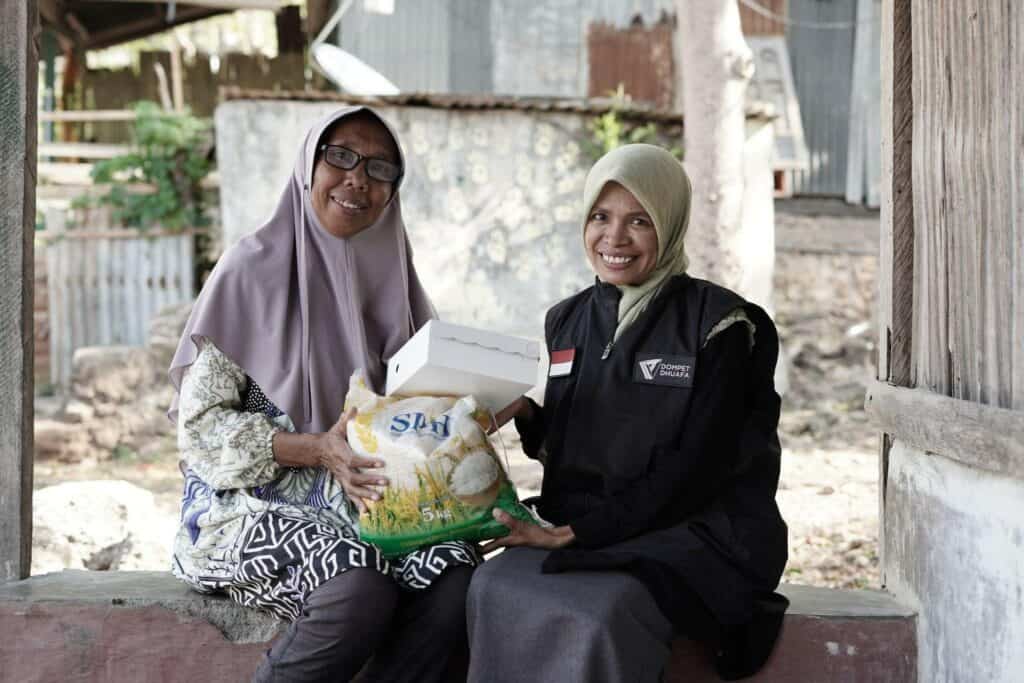 penyaluran fidyah di ntt1 dompet dhuafa Tim Dompet Dhuafa NTT menyerahkan paket fidyah, Kamis (14/11/2024).
