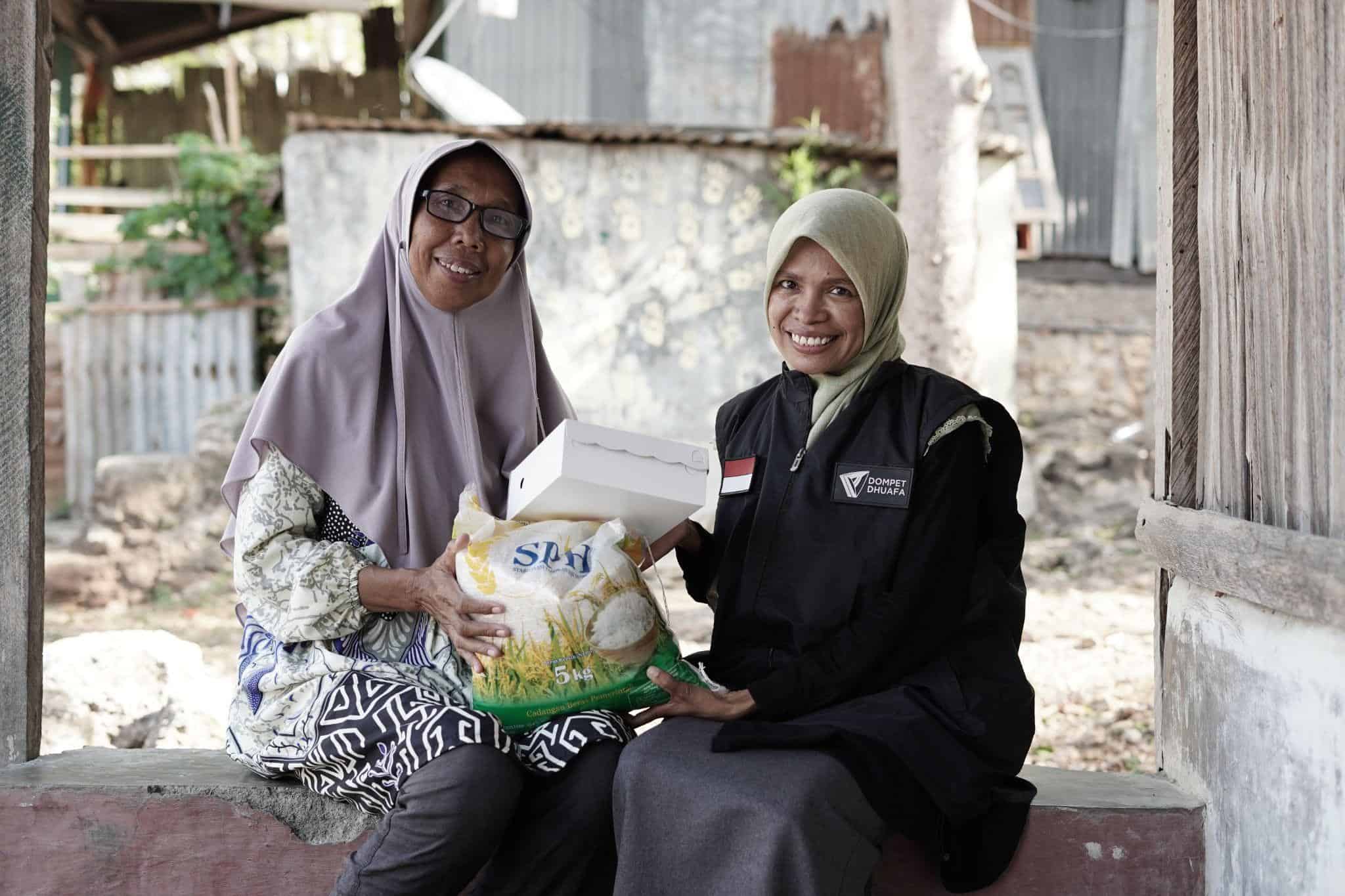 penyaluran fidyah di ntt1 dompet dhuafa Tim Dompet Dhuafa NTT menyerahkan paket fidyah, Kamis (14/11/2024).