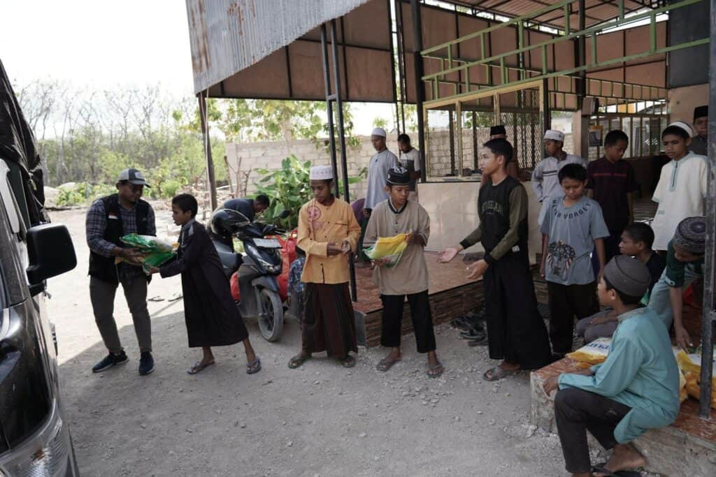 penyaluran fidyah di ntt3 dompet dhuafa Pembagian puluhan paket fidyah bagi anak-anak yatim di Kupang, NTT, Kamis (14/11/2024).