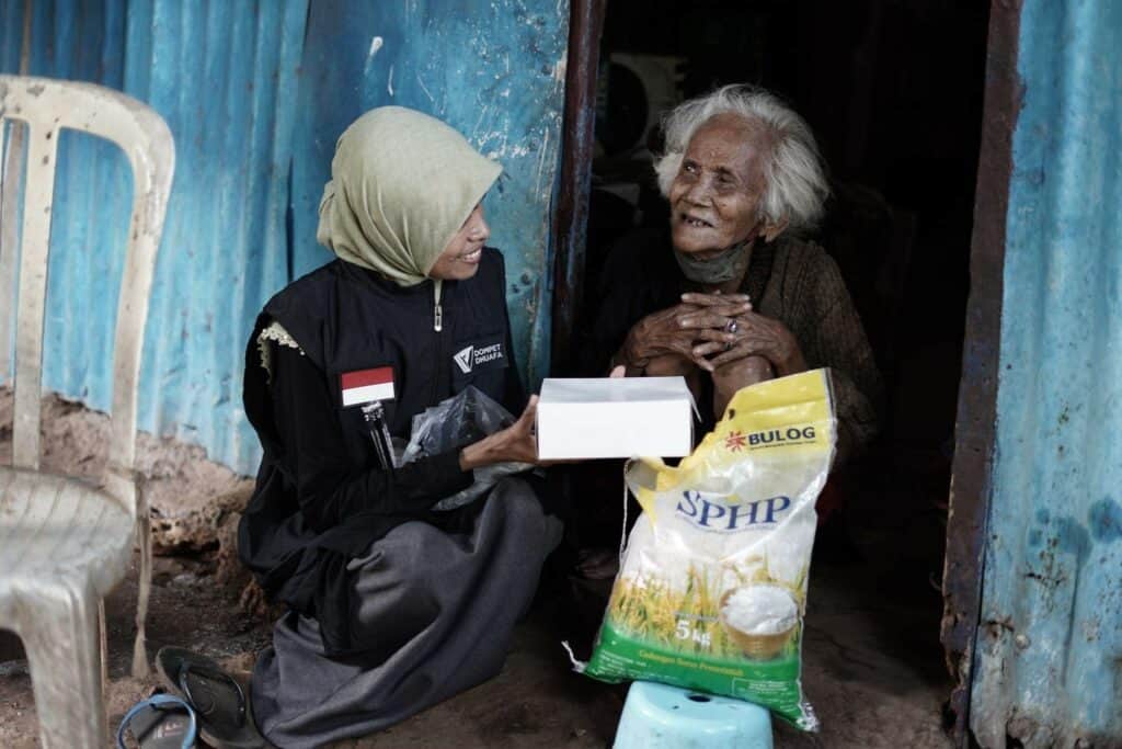 penyaluran fidyah di ntt4 dompet dhuafa Tim Dompet Dhuafa NTT menyerahkan paket fidyah, Kamis (14/11/2024).