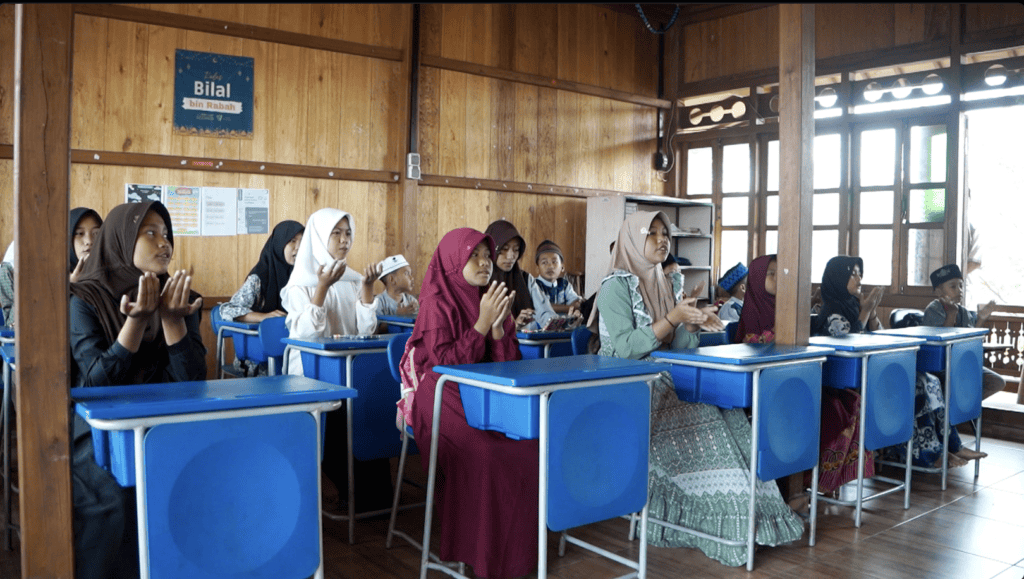 pondok modern az zahra2 dompet dhuafa Santri PBM Az Zahra, Bukit Kemuning, Lampung, sedang menghafalkan Asmaul Husna sambil memahami artinya melalui gerakan tangan.
