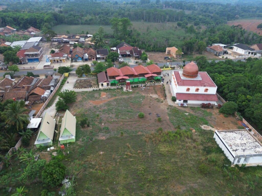 pondok modern az zahra3 dompet dhuafa Tampak dari atas lokasi tanah wakaf yang akan dibangun Pondok Pesantren Modern Az Zahra di Lampung Utara. Bangunan putih (kanan bawah) rencananya akan dibangun asrama santri.