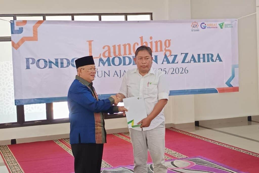 pondok modern az zahra5 dompet dhuafa Serah terima amanah wakaf Pondok Pesantren Modern PBM Az Zahra oleh Ismail A Said (kiri) kepada Defri Ariandi (kanan) tim Manajemen Aset Wakaf Dompet Dhuafa, Selasa (29/10/2024).
