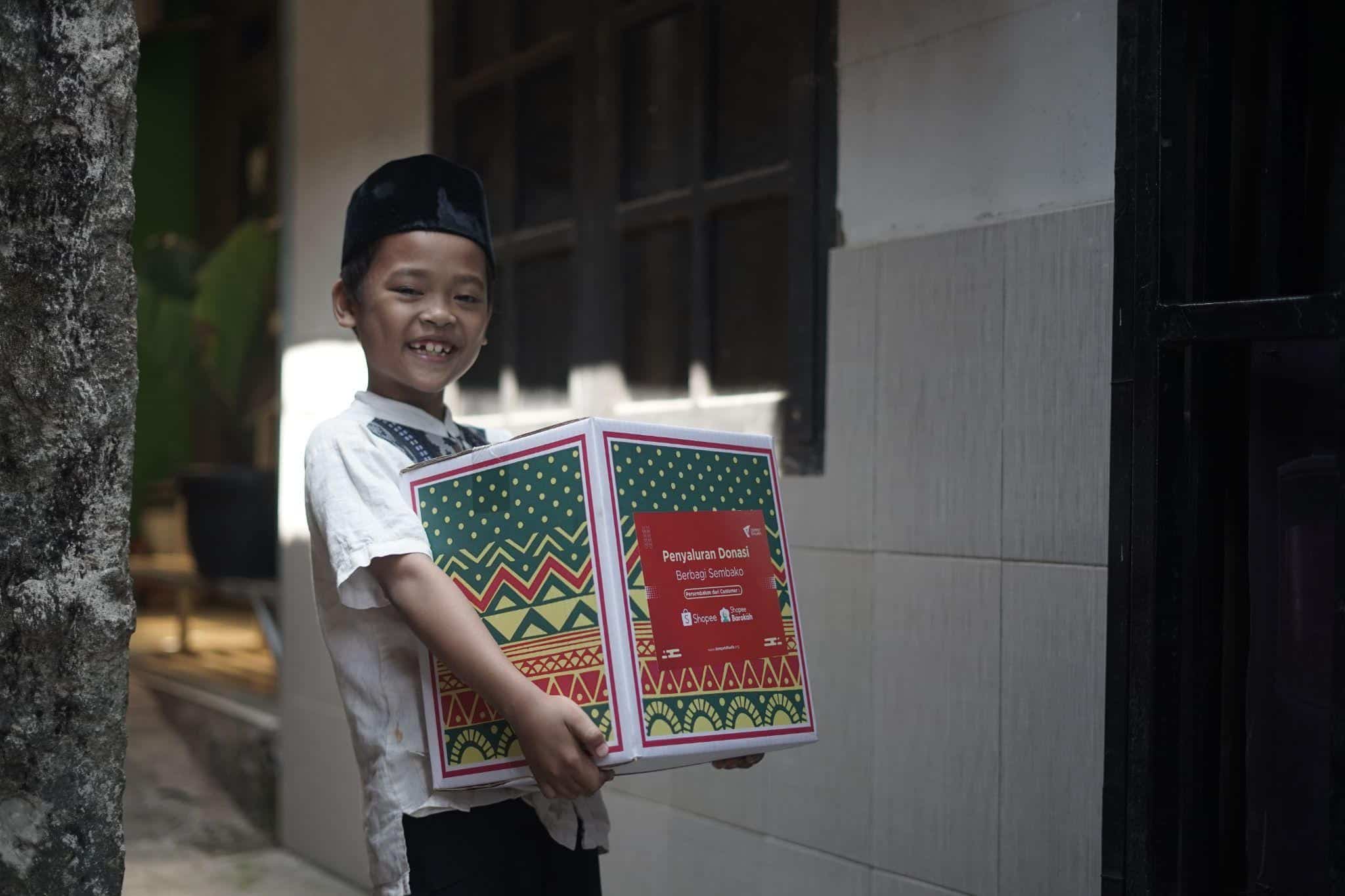 shopee berbagi1 dompet dhuafa Iqbal semringah mendapat bantuan sembako dari Shopee Berbagi x Dompet Dhuafa.