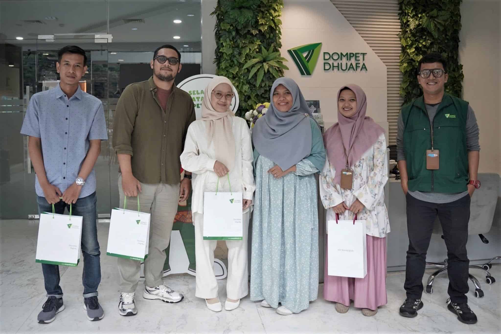 siti khadijah peduli palestina1 dompet dhuafa Siti Khadijah mengunjungi Kantor Dompet Dhuafa untuk kolaboraksi kemanusiaan bagi Palestina.