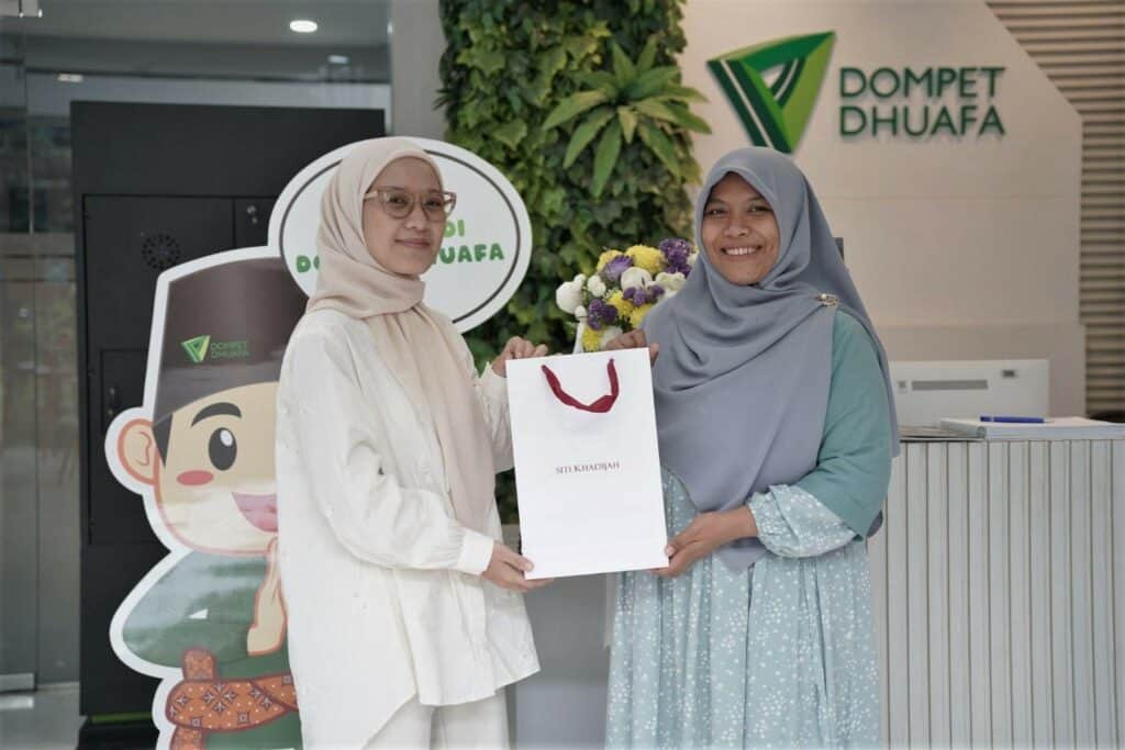 siti khadijah peduli palestina5 dompet dhuafa Serah terima cinderamata antara Walidah, Tim Marketing Siti Khadijah (kiri) dan Utammi Tri Lestari, Manager Partnership Dompet Dhuafa (kanan) di Gedung Philanthropy, Jakarta Selatan, Kamis (14/11/2024).