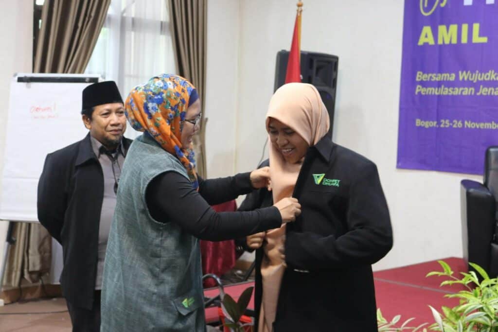 trainer amil jenazah3 dompet dhuafa Penyematan jas secara simbolis untuk para Trainer Amil Jenazah.