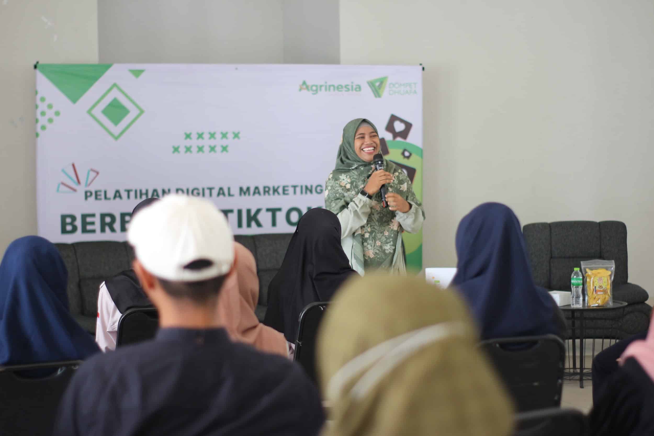 zakat pt agrinesia raya1 dompet dhuafa Suasana saat pemaparan materi pada pelatihan digital marketing berbasis Tik Tok bagi UMKM di Zona Madina Bogor, Jumat (25/10/2024).